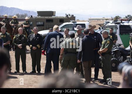 5. April 2019: El Centro, CA, Vereinigte Staaten von Amerika - US-Präsident Donald Trump schüttelt während eines Besuchs der Grenzpatrouille Calexico Station am 5. April 2019 in Calexico, Kalifornien, die Hände mit CBP-Agenten und -Beamten. Trump besuchte den Mauerabschnitt in Calexico, der Teil eines unter Präsident Obama begonnenen Ersatzprojekts war. (Kreditbild: © Mani Albrecht via ZUMA Wire) Stockfoto
