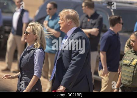 5. April 2019: El Centro, CA, Vereinigte Staaten von Amerika - US-Präsident Donald Trump geht mit Heimatschutzministerin Kirstjen Nielsen während eines Besuchs der Grenzschutzstation Calexico am 5. April 2019 in Calexico, Kalifornien. Trump besuchte den Mauerabschnitt in Calexico, der Teil eines unter Präsident Obama begonnenen Ersatzprojekts war. (Kreditbild: © Mani Albrecht via ZUMA Wire) Stockfoto