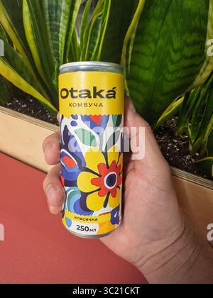 Kiew, Ukraine - 05. Juli 2025: Eine Dose Otaka kombucha halten, ein gesundes probiotisches Getränk mit einem trendigen Blumendesign für Wellness Stockfoto
