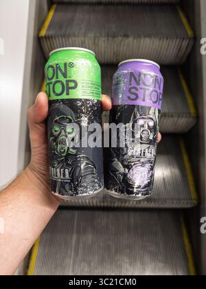 Kiew, Ukraine - 5. Juli 2025: Ein Vergleich von grünen und violetten Stalker Energy Drinks, eine beliebte Wahl bei Spielern und Jugendkultur Stockfoto
