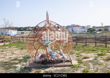 Skulpturaler Fish Mülleimer für Strandreinigung in Portugal Stockfoto