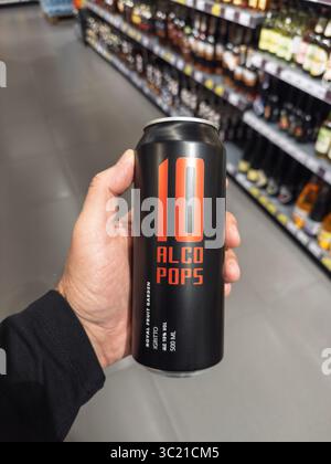 Kiew, Ukraine - 05. Juli 2025: Einkaufen von Partygetränken in der Spirituosenabteilung, mit einer Nahaufnahme einer beliebten 10er Marke ALCO POPS Stockfoto