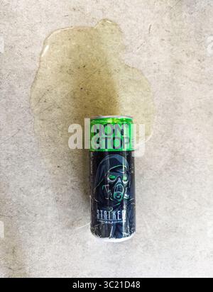 Kiew, Ukraine - 05. Juli 2025: Stillleben Komposition mit Stalker Energy Drink und Pfütze, geeignet für moderne Werbekonzepte Stockfoto