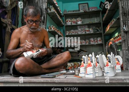 9. April 2019 - Kolkata, Westbengalen, Indien - Handwerker mit fertigen Idolen von Laxmi und Ganesh zum Verkauf. In hinduishak-Kultur und Glauben , am ersten Tag des Baishak-Monats oder am Anfang des hinduistischen/bengalischen Kalenders. Lord Ganesh, der Gott des Wohlstands, und Lordess Laxmi, die Göttin des Reichtums, wird in Erinnerung gerufen und verehrt. Es wird davon ausgegangen, dass das ganze Jahr über gute Vibes, Positivität und Wohlstand in den eigenen Häusern herrschen. (Bild: © Debarchan Chatterjee/ZUMA Wire) Stockfoto
