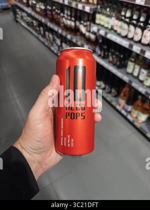 Kiew, Ukraine - 05. Juli 2025: Hand hält eine leuchtend rote Dose mit 10 ALCO POPS Amore, eine beliebte alkoholfertige Wahl Stockfoto