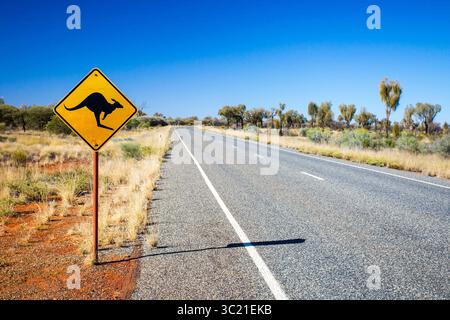 5. Juli 2015 - ein bekanntes Warnschild für Kängurus in der Nähe von Uluru im Northern Territory, Australien (Foto: © Chris Putnam/ZUMA Wire) Stockfoto