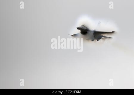 6. April 2019 - Sumpter, SC, Vereinigte Staaten - Ein F-16CM-Kampfflugzeug der US-Luftwaffe, das von Major John Waters geflogen wurde, führt Luftmanöver während einer Ausstellung des Viper Demonstration Teams auf der Shaw Air Force Base am 6. April 2019 in Sumpter, S.C. durch (Foto: © Kathryn Reaves via ZUMA Wire) Stockfoto