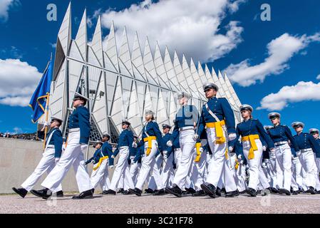 6. April 2019 – Colorado Springs, CO, Vereinigte Staaten – Kadetten der US-Luftwaffe marschieren an der Cadet Chapel vorbei, während der Gründertagsparade auf dem Terrazzo an der Air Force Academy am 6. April 2019 in Colorado Springs, Colorado. Die Gründertagsparade ist eine jährliche Veranstaltung, die das Erbe und die Zukunft der Akademie feiert. (Bild: © Trevor Cokley Via ZUMA Wire) Stockfoto