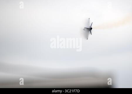 6. April 2019 - Sumpter, SC, Vereinigte Staaten - Ein F-16CM-Kampfflugzeug der US-Luftwaffe, das von Major John Waters geflogen wurde, führt Luftmanöver während einer Ausstellung des Viper Demonstration Teams auf der Shaw Air Force Base am 6. April 2019 in Sumpter, S.C. durch (Foto: © Kathryn Reaves via ZUMA Wire) Stockfoto