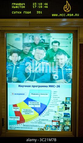 18. Dezember 2010 - Korolew, Russland - die Besatzungen der Expedition 25 und der Expedition 26 werden kurz nach der Ankunft der Expedition 26 auf der Internationalen Raumstation am Samstag, den 18. Dezember 2010, auf einem Großbildfernseher im russischen Missionskontrollzentrum in Korolew, Russland, gesehen. Von oben links im Uhrzeigersinn: Flugingenieur Alexander Kaleri, Expeditionskommandant Scott Kelly, Flugingenieur Oleg Skripochka, Flugingenieur und ESA-Astronaut Paolo Nespoli, Flugingenieur Dmitry Kondratyev und Flugingenieur Catherine Coleman. (Kreditbild: © NASA/ZUMA Wire/ZUMAPRESS.com) Stockfoto