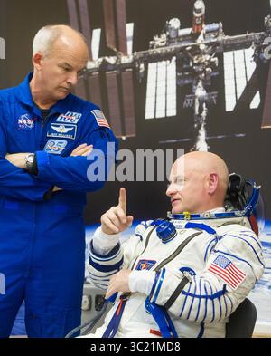 27. März 2015 - Baikonur, Kasachstan - Expedition 43-Besatzungsmitglied der NASA, Astronaut Jeff Williams, links, und NASA-Astronaut Scott Kelly sprechen, während Kelly-Kollegen, die russischen Kosmonauten Gennady Padalka und Michail Kornienko von der russischen Föderalen Weltraumorganisation (Roscosmos) den Druck ihrer russischen sokol-Anzüge vor ihrem Start an Bord der sojus TMA-16M-Raumstation am Freitag, 27. März 2015, 27. Kelly, Padalka und Kornienko starteten vom Kosmodrom Baikonur in Kasachstan am 28. März, kasachischer Zeit (27. März) auf die ISS Stockfoto