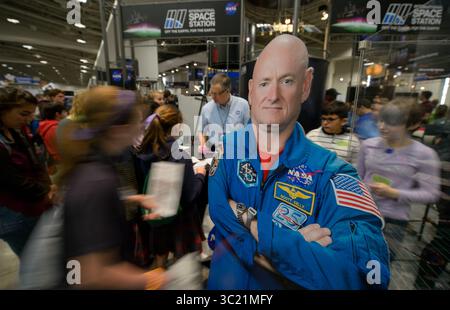 15. April 2016 - Washington, DC, USA - Ein Ausschnitt des ehemaligen NASA-Astronauten Scott Kelly, der vor kurzem von 340 Tagen an Bord der Internationalen Raumstation im März 2016 zurückgekehrt ist, ist während des Sneak Peek Friday beim USA Science and Engineering Festival am Freitag, den 15. April 2016 im Walter E. Washington Convention Center in Washington, DC, zu sehen. Das Festival ist vom 16. Bis 17. April für die Öffentlichkeit geöffnet. April. (Kreditbild: © NASA/ZUMA Wire/ZUMAPRESS.com) Stockfoto