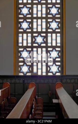 Buntglasfenster und -Sitze im Heldentempel der Synagoge in der Dohány-Straße, auch bekannt als große Synagoge, Budapest, Ungarn, im Stadtteil Erzsébetváros Stockfoto