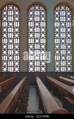 Buntglasfenster und -Sitze im Heldentempel der Synagoge in der Dohány-Straße, auch bekannt als große Synagoge, Budapest, Ungarn, im Stadtteil Erzsébetváros Stockfoto