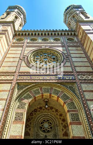 Synagoge Dohány Straße auch bekannt als große Synagoge, Budapest, Ungarn, im Stadtteil Erzsébetváros - Fassade mit achteckigen Türmen und Rosenfenster Stockfoto