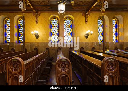 Buntglasfenster und -Sitze im Inneren der Synagoge Dohány Straße, auch bekannt als große Synagoge, Budapest, Ungarn, im Stadtteil Erzsébetváros Stockfoto