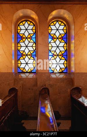 Buntglasfenster und -Sitze im Inneren der Synagoge Dohány Straße, auch bekannt als große Synagoge, Budapest, Ungarn, im Stadtteil Erzsébetváros Stockfoto