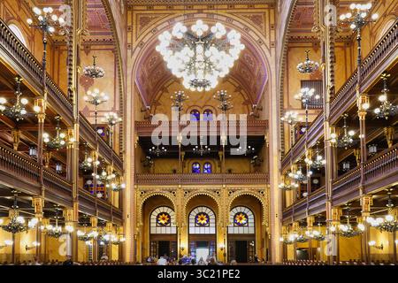 Das Innere der Synagoge der Dohány-Straße, auch bekannt als große Synagoge, Budapest, Ungarn, im Stadtteil Erzsébetváros, verfügt über Beleuchtung und Kronleuchter Stockfoto