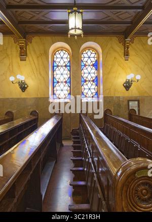 Buntglasfenster und -Sitze im Inneren der Synagoge Dohány Straße, auch bekannt als große Synagoge, Budapest, Ungarn, im Stadtteil Erzsébetváros Stockfoto