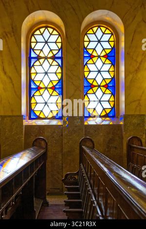 Buntglasfenster und -Sitze im Inneren der Synagoge Dohány Straße, auch bekannt als große Synagoge, Budapest, Ungarn, im Stadtteil Erzsébetváros Stockfoto