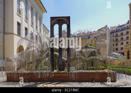 Eine Trauerweidenskulptur im Raoul Wallenberg Memorial Garden in der Dohány Street Synagoge, auch bekannt als große Synagoge, Budapest, Ungarn Stockfoto