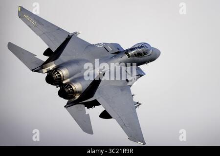 11. April 2019 – Lakenheath, England, Vereinigtes Königreich – Ein F-15E Strike Eagle-Kampfflugzeug der US-Luftwaffe, das der 492nd Fighter Squadron zugeordnet ist, führt am 10. April 2019 in Lakenheath, Vereinigtes Königreich, einen Hochgeschwindigkeitspass über die Royal Air Force Lakenheath durch. (Kreditbild: © Matthew Plew via ZUMA Wire) Stockfoto