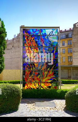 Gedenkstätte mit Buntglasfenstern im Raoul Wallenberg Holocaust Memorial Garden in der Synagoge in der Dohány-Straße, auch bekannt als große Synagoge, Budapest, Ungarn Stockfoto