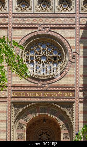 Synagoge Dohány Straße auch bekannt als große Synagoge, Budapest, Ungarn, im Stadtteil Erzsébetváros - Fassade mit Rosenfenster Stockfoto