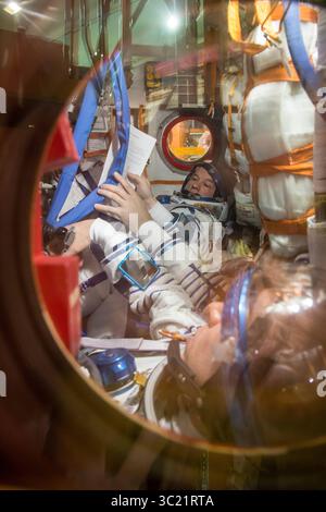 15. März 2015 - Baikonur, Kasachstan - Expedition 43 Jeff Williams von der NASA wird während des FIT-Check mit den russischen Kosmonauten Alexey Ovchinin und Sergei Volkov von der russischen Föderalen Weltraumorganisation (Roscosmos) am Sonntag, den 15. März 2015, im Kosmodrom Baikonur in Kasachstan gesehen. Die russischen Kosmonauten Michail Kornienko, Gennady Padalka von der russischen Föderalen Weltraumorganisation (Roscosmos) und NASA-Astronaut Scott Kelly bereiten sich auf den Start zur Internationalen Raumstation in ihrem Sojus TMA-16M Spa vor Stockfoto