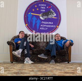19. März 2015 - Baikonur, Kasachstan - Expeditionsmitglied 43 Sergei Volkov von der russischen Föderalen Weltraumorganisation (Roscosmos), und Expeditionsmitglied Michail Kornienko von Roscosmos 43 sehen während einer Pause zwischen den Unterrichtseinheiten am Donnerstag, 19. März 2015 im Cosmonaut Hotel in Baikonur, Kasachstan, Fernsehen. Kornienko und seine Crewmitglieder, der NASA-Astronaut Scott Kelly und der russische Kosmonaut Gennady Padalka aus Roscosmos bereiten sich auf den Start zur Internationalen Raumstation vor. Stockfoto