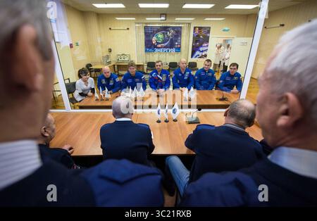 23. März 2015 - Baikonur, Kasachstan - Expedition 43 Hauptbesatzung: NASA-Astronaut Scott Kelly, links sitzend, und die russischen Kosmonauten Gennady Padalka und Michail Kornienko von der Russischen Föderalen Weltraumorganisation (Roscosmos), Begleitbesatzungsmitglieder: NASA Atronaut Jeff Williams, Alexey Ovchinin und Sergej Wolkov von Roscosmos, rechts sitzend, sprechen mit den Raumfahrzeugbeamten, am Montag, am 23. März 2015, mit den Raumfahrzeugkommannen, am 23. Kelly, Kornienko und Padalka sollen zur Internationalen Raumstation im Sojus TMA-16M-Spac starten Stockfoto
