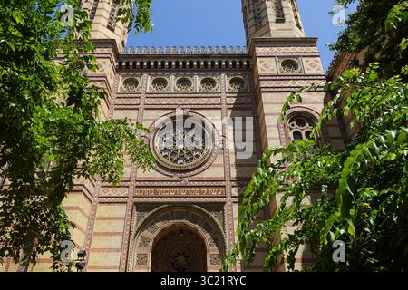 Synagoge Dohány Straße auch bekannt als große Synagoge, Budapest, Ungarn, im Stadtteil Erzsébetváros - Fassade mit Doppeltürmen und Rosenfenster Stockfoto