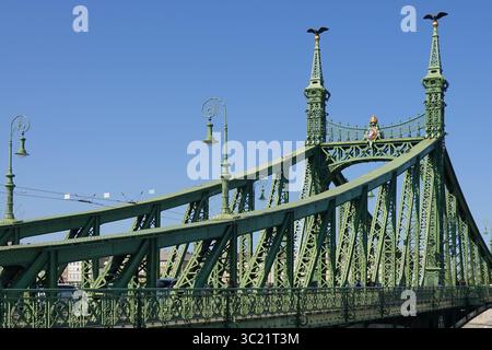 Freiheitsbrücke oder Freiheitsbrücke in Budapest, Ungarn, die Buda und Pest über die Donau verbindet - ein grüner eiserner Freischwinger durch Fachwerkbrücke Stockfoto