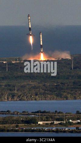 11. April 2019 – Kennedy Space Center, FL, USA – die schweren Raketenbooster der SpaceX Falcon landen gemeinsam auf der Canaveral Air Station, nachdem sie am Donnerstag, den 11. April 2019, erfolgreich vom Launch Complex 39-A im Kennedy Space Center, Florida, abheben. Die Falcon Heavy beförderte den Arabsat-6A-Satelliten, der später erfolgreich eingesetzt wurde. (Kreditbild: © TNS via ZUMA Wire) Stockfoto