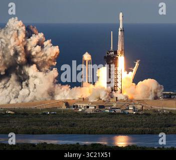 11. April 2019 - Kennedy Space Center, FL, USA - die Schwerrakete SpaceX Falcon startet am Donnerstag, den 11. April 2019 vom Launch Complex 39-A im Kennedy Space Center, Florida. Die Falcon Heavy beförderte den Arabsat-6A-Satelliten, der später erfolgreich eingesetzt wurde. (Kreditbild: © TNS via ZUMA Wire) Stockfoto