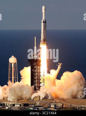 11. April 2019 - Kennedy Space Center, FL, USA - die Schwerrakete SpaceX Falcon startet am Donnerstag, den 11. April 2019 vom Launch Complex 39-A im Kennedy Space Center, Florida. Die Falcon Heavy beförderte den Arabsat-6A-Satelliten, der später erfolgreich eingesetzt wurde. (Kreditbild: © TNS via ZUMA Wire) Stockfoto