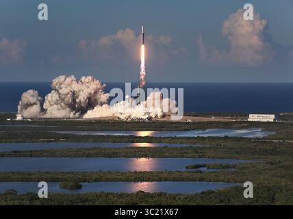 11. April 2019 - Kennedy Space Center, FL, USA - in dieser Ansicht vom Dach des Vehicle Assembly Building hebt die SpaceX Falcon Heavy Rakete am Donnerstag, den 11. April 2019, vom Launch Complex 39-A im Kennedy Space Center, Florida, ab. Die Falcon Heavy beförderte den Arabsat-6A-Satelliten, der später erfolgreich eingesetzt wurde. (Kreditbild: © TNS via ZUMA Wire) Stockfoto