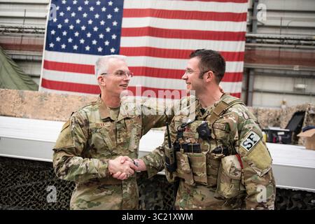 1. April 2019 - Bagram Airfield, Provinz Parwan, Afghanistan - Air Force General Paul J. Selva, stellvertretender Vorsitzender der Joint Chiefs of Staff, posiert für Fotos mit Truppen nach der USO Show auf dem Bagram Airfield, Afghanistan; der zweite Halt auf der jährlichen Vice Chairmanâ™s USO Tour, 31. März 2019. Country Music Artist Craig Morgan, Celebrity Chef Robert Irvine, UFC Hall of Famer BJ Penn, ehemaliger UFC Mittelgewichtsmeister Chris Weidman, professioneller Mixed Martial Artist Felice Herrig, zweimaliger MLB World Series Champion Shane Victorino und professioneller Surfer Makua Rothman kamen zu Air Force General Paul J. Stockfoto