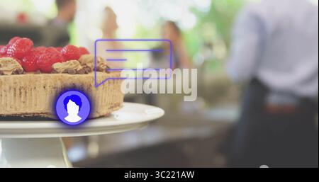 Mit mehrschichtigem Kuchen, gekrönt mit Himbeeren, die auf dem Stand im Café sitzen, mit Überlagerung, Kopierraum Stockfoto