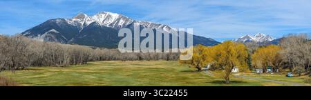 Spring Mountain Valley - Ein Panoramablick auf ein farbenfrohes Bergtal am Fuße des schneebedeckten Mount Princeton an einem sonnigen Frühlingsmorgen. Colorado, USA. Stockfoto