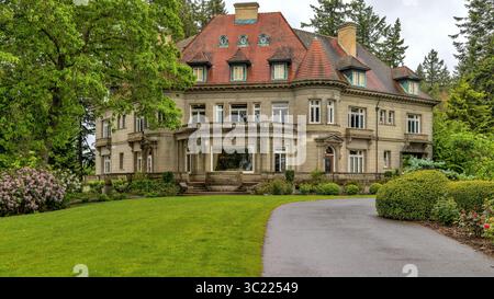 Pittock Mansion - Ein voller Blick auf die Ostfassade des Pittock Mansion an einem stürmischen Frühlingstag. Portland, Oregon, USA. Stockfoto