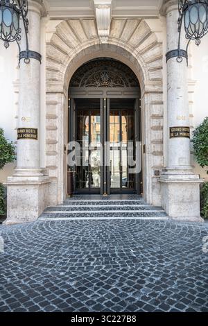 Der Eingang zum Hotel an der Piazza Minerva, 2025 als Orient Express La Minerva wiedereröffnet Stockfoto