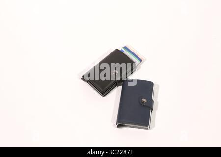 Sammlung von Ledergeldbörsen mit Kreditkarten auf weißem Hintergrund Stockfoto