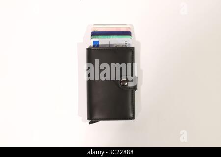 Sammlung von Ledergeldbörsen mit Kreditkarten auf weißem Hintergrund Stockfoto