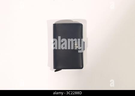 Sammlung von Ledergeldbörsen mit Kreditkarten auf weißem Hintergrund Stockfoto