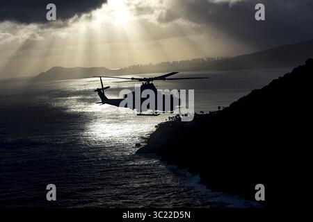 12. April 2019 – Oahu, HI, USA – Ein AH-1Z Viper-Angriffshubschrauber des US-Marine Corps mit der Marine Light Attack Helicopter Squadron 367 führt am 12. April 2019 einen Gedenkflug über Oahu, Hawaii, durch. Der Flug war zu Ehren der Marine Viper-Piloten Captain Brannon und Major Matthew M. Wiegand, die bei einem Absturz am 30. März getötet wurden. (Kreditbild: © Alex Kouns via ZUMA Wire) Stockfoto