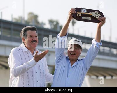 13. April 2019 – Laredo, Texas, USA – Laredo Bürgermeister Pete Saenz (links) gibt Yo-Yo Ma, dem Top-Cellisten der Welt, den Schlüssel zur Stadt, bevor er Johann Sebastian Bachs sechs Suiten für Solocello aufführt, motiviert durch Bachs Fähigkeit, Menschen durch Musik zu verbinden und zu vereinen. Er spielte eine Auswahl seiner Musik auf beiden Seiten der Grenze, abwechselnd von Laredo bis Nuevo Laredo. MA sprach auch mit lokalen Künstlern, Kulturschaffenden und gewählten Beamten auf beiden Seiten der Grenze zwischen Aufführungen. Die Menschenmassen waren mit seinen Auftritten bewegt und versammelten eine ziemlich große Menge, vor allem in Nuevo Lared Stockfoto