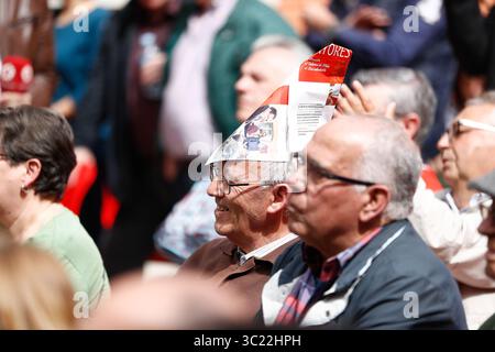 15. April 2019 - Leganes, MADRID, SPANIEN - MADRID, SPANIEN - 15. APRIL: Ein alter Mann während eines politischen Aktes in einem Altenheim in LeganÃ am 15. April 2019 in Madrid, Spanien. (Kreditbild: © AFP7 via ZUMA Wire) Stockfoto