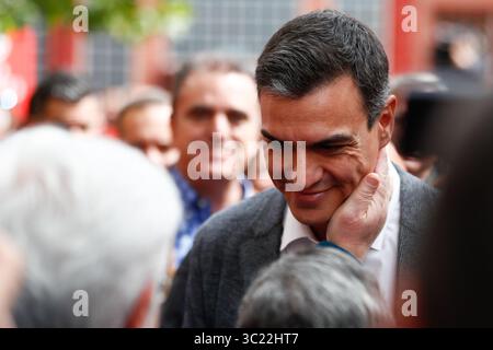 15. April 2019 - Leganes, MADRID, SPANIEN - MADRID, SPANIEN - 15. APRIL: Der Regierungspräsident und Kandidat für die Präsidentschaft der PSOE, Pedro SÃ¡nchez, nimmt am 15. April 2019 in Madrid, Spanien an einem politischen Akt in einem Altenheim in LeganÃ Teil. (Kreditbild: © AFP7 via ZUMA Wire) Stockfoto