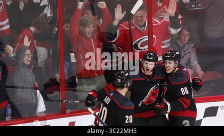 15. April 2019: Raleigh, NC, USA – Warren Foegele (13), Sebastian Aho (20) und Teuvo Teravainen (86) feiern, nachdem Foegele in der zweiten Phase des Spiels der Carolina Hurricanes gegen die Washington Capitals in der PNC Arena in Raleigh, N.C. mit 5:0 erzielte. (Kreditbild: © TNS via ZUMA Wire) Stockfoto